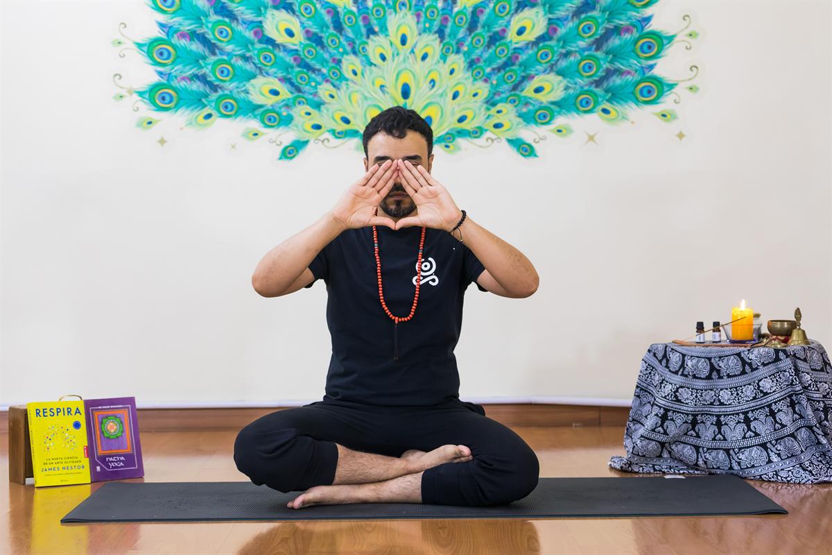 Personas en un taller 2